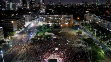 KECOH: Demonstrasi membanjiri Tel Aviv, kelmarin untuk mengecam keganasan seksual terhadap wanita susulan kes rogol gadis berusia 16 tahun di pusat peranginan Laut Merah. — Gambar AFP