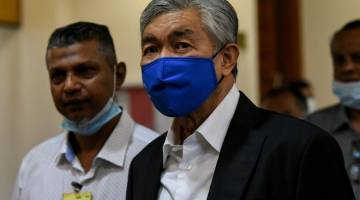 DITANGGUH: Ahmad Zahid (kanan) hadir pada hari pertama prosiding perbicaraan kesnya di Mahkamah Tinggi semalam. — Gambar Bernama