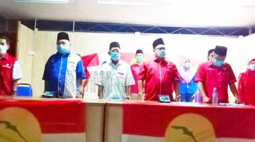 SIDANG: Bashir (tiga kanan) bersama pemimpin UMNO semasa Persidangan UMNO Empat Peringkat Tahun 2020, Cawangan Lubok Temiang, baru-baru ini.