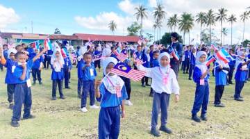 JALUR GEMILANG: Pelajar mengibarkan Jalur Gemilang dan nyanyian lagu patriotik.