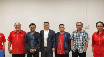 KENANGAN: Vijash (tiga dari kiri) bersama Andrew (tengah), bendahari SAFA, Yap Wai Loon (dua dari kanan) dan staf SAFA di pejabat SAFA di Likas, Kota Kinabalu.