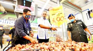 TINJAU: Pihak penganjur bersama Rasol (tengah) ketika meninjau produk jualan di pasar raya Mydin.