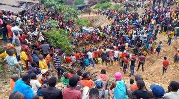 TRAGEDI: Ratusan penduduk berkumpul di pintu masuk salah sebuah lombong tersebut di Kamituga, Kivu Selatan kelmarin. — Gambar AFP