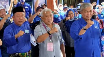 HIDUP BN: Bung Moktar bersama Zahid dan Jafry pada majlis berkenaan.