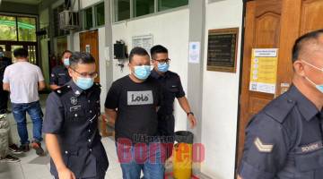 REMAN SEMENTARA: Tertuduh diiringi polis selepas selesai perbicaraannya di Sibu semalam.