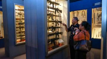 Selamat menunjukkan antara koleksi senjata api yang terdapat di Muzium PDRM kepada Bernama ketika ditemui baru-baru ini. - Gambar Bernama