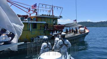 PERIKSA: TLDM menjalankan pemeriksaan terhadap salah satu kapal nelayan di perairan negara semasa pelaksanaan Op Benteng Timur Laut.