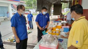 TINJAU: Mah (kiri) bersama Chan melakukan tinjauan walkabout di sekitar Bandar Kim Fung, semalam.