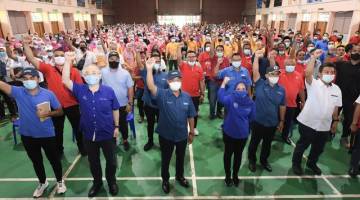 Muhyiddin (tengah) bergambar bersama sebahagian penyokong selepas majlis ramah mesra bersama masyarakat Taman Mawar di Dewan Sekolah Menengah Kebangsaan Tun Juhar hari ini. - Gambar Bernama 