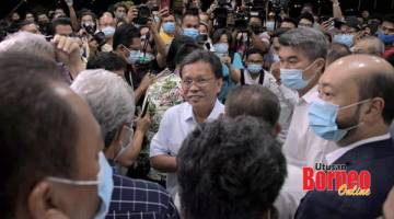 PENYOKONG: Shafie (tengah) dikerumuni penyokongnya sebaik disahkan berjaya mengekalkan kerusi Senallang.