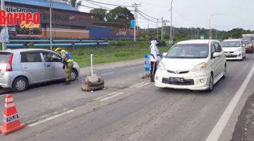 DIPERIKSA: Setiap individu dalam kenderaan diperiksa petugas SJR.