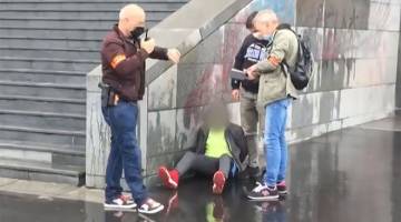 DIDAKWA: Gambar daripada rakaman video menunjukkan polis Perancis menangkap suspek selepas dua orang cedera dalam serangan berpisau di luar bekas pejabat majalah satira Charlie Hebdo di Paris pada Jumaat lepas. — Gambar AFP