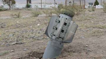 ROKET: Gambar menunjukkan roket yang tertimbus separuh dalam tanah di kawasan Ivanyan             di wilayah Nagorny Karabakh kelmarin. — Gambar AFP