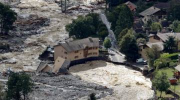 KEJADIAN ALAM: Pemandangan dari udara ini diambil kelmarin menunjukkan kerosakan di Roquebilliere, tenggara Perancis selepas hujan lebat dan banjir kilat melanda daerah Alpes-Maritimes. — Gambar AFP  