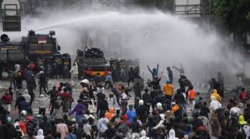 Penunjuk perasaan di Harmoni, Jakarta pada Khamis. - Gambar Antara News.