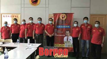 PROGRAM KOMUNITI: Ting (empat kiri), Ling (enam kiri), Lau (tiga kanan) dan ahli parti merakam kenangan selepas sidang media program saringan pemeriksaan kesihatan percuma PSB Bukit Assek.