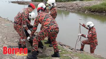 MAUT: Pihak bomba berjaya mengeluarkan mayat lelaki yang dilaporkan terkena renjatan elektrik dari sebuah parit di Batu 2.