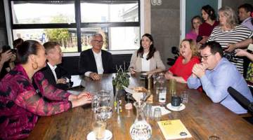 CERIA: Ardern (tengah) berbincang dengan anggota kanan parlimen sehari selepas kemenangan besar pada pilihan raya umum di Auckland, kelmarin. — Gambar AFP