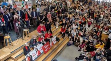TIADA SOP: Gambar fail 13 Oktober menunjukkan Ardern berucap di hadapan hadirin dan para pelajar semasa jelajah kempen di Universiti Victoria di Wellington menjelang pilihan raya umum 17 Oktober lalu. — Gambar AFP