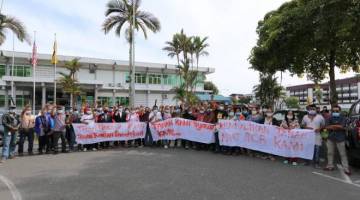  Pihak plaintif di hadapan Kompleks Mahkamah Sibu bagi mendengar tuntutan mereka.