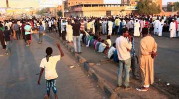 MERUSUH: Penunjuk perasaan berkumpul beramai-ramai menghalang laluan ke jambatan Mansheiya di Khartoum. — Gambar AFP