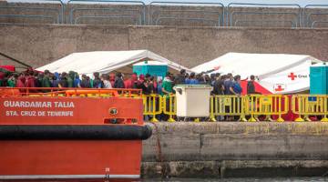 TERDESAK: Lebih 1,300 migran yang diselamatkan dari beberapa kejadian bot karam berhimpun di pelabuhan Arguineguin sambil dijaga Palang Merah Sepanyol dan Polis Persekutuan di Gran Canaria, Kepulauan Canary kelmarin. — Gambar AFP