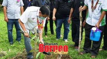 SEMPURNA: Dr Rundi menanam anak pokok sebagai simbolik perasmian AgriCOP di Rumah Robin Ro Amot, Labang Sebauh.