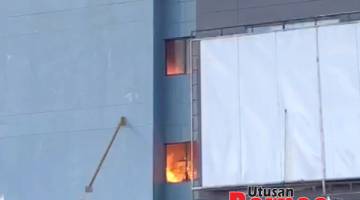 MARAK: Api yang dapat dilihat di luar bangunan.