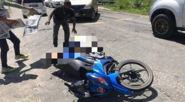 MAUT: Mangsa maut selepas motosikal dinaiki terbabas di KM 30 Jalan Lama Papar -Kota Kinabalu di sini semalam.