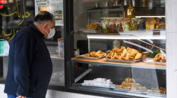 DIBUKA SEMULA: Kedai, kafe dan restoran di Melbourne dibuka semula kelmarin susulan pembatalan sekatan pergerakan COVID-19 di Australia. — Gambar AFP