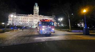 GEMPAR: Trak bomba diparkir di hadapan Dewan Negara Quebec di Kota Quebec, awal kelmarin selepas serangan tersebut. — Gambar AFP