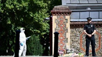 CARI PETUNJUK: Gambar fail diambil pada 22 Jun menunjukkan pegawai forensik polis membuat pemeriksaan selepas kejadian tikaman di taman Forbury Gardens di Reading, barat London dua hari sebelumnya. — Gambar AFP