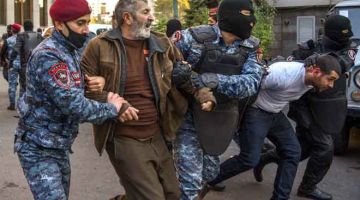 HURU-HARA: Polis Armenia menangkap penunjuk perasaan semasa perhimpunan menentang perjanjian negara itu untuk menamatkan pertempuran dengan Azerbaijan berhubung dengan wilayah Nagorno-Karabakh di Yerevan kelmarin. — Gambar AFP