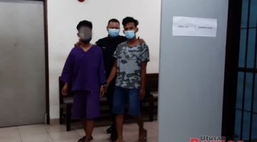 Kedua-dua tertuduh diringi polis semasa berada di Kompleks Mahkamah Kuching.