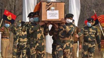 PENGHORMATAN TERAKHIR: Anggota Pasukan Keselamatan Sempadan (BSF) India mengusung keranda rakan sekerja yang                   terbunuh dalam pertempuran berhampiran LoC di Kashmir, semasa upacara memberi penghormatan terakhir di Ibu Pejabat BSF di Srinagar pada Isnin lepas. — Gambar AFP