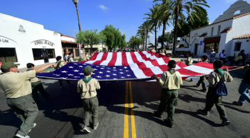 TRAUMA: Gambar fail 4 Julai, 2018 menunjukkan para pengakap mengusung bendera kebangsaan semasa perarakan di San Gabriel, California ketika sambutan hari Kemerdekaan. — Gambar AFP