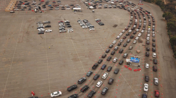 KES MENINGKAT:  Gambar dirakam dari udara menunjukkan orang ramai beratur dalam kereta mereka di pusat ujian saringan COVID-19 di Stadium Dodger di Los Angeles, California kelmarin. — Gambar AFP