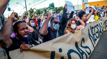 TUNTUT PEMBELAAN: Orang ramai berarak di jalan raya sebagai tanda protes terhadap kematian lelaki kulit hitam di hadapan pasar raya Carrefour di Brazil. — Gambar AFP