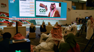 FOKUS: Pengamal media berkumpul di Pusat Media Antarabangsa di Riyadh bagi mendengar ucapan pembukaan dari Raja Salman menjelang sidang kemuncak G20. — Gambar AFP