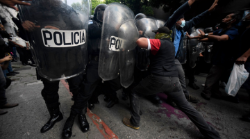 GANAS: Penunjuk perasaan bertembung dengan polis antirusuhan semasa rusuhan mendesak Presiden Guatemala, Alejandro Giammattei meletak jawatan di Guatemala City. — Gambar AFP