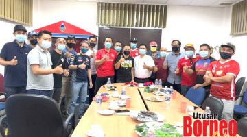 BERSAMA: Verdon (tengah) bersama pemimpin kelab-kelab penyokong bola sepak Sabah dalam satu pertemuan di Kota Kinabalu baru-baru ini.