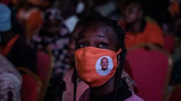 RAI KEMENANGAN: Penyokong memakai pelitup muka yang terpapar gambar Kabore semasa meraikan kemenangannya dalam pilihan raya dan kekal sebagai presiden Burkina Faso untuk penggal kedua di Ibu Pejabat MPP di Ouagadougou, kelmarin. — Gambar AFP