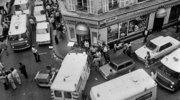 TRAGIS: Gambar fail pada 9 Ogos 1982 menunjukkan anggota bomba dan seorang penyelamat di Paris selepas restoran pelbagai juadah Yahudi Perancis, Jo Goldenberg, diserang oleh lelaki bersenjata yang melontar bom tangan ke dalam restoran dan menembak pelanggan dengan submesingan, membunuh enam pelanggan dan mencederakan 22 yang lain. — Gambar AFP