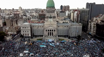 LUAHAN RASA: Pandangan dari udara menunjukkan aktivis antipengguguran berhimpun membantah draf undang-undang tersebut yang disampaikan Fernandez, di luar Kongres Argentina di Buenos Aires, kelmarin. — Gambar AFP