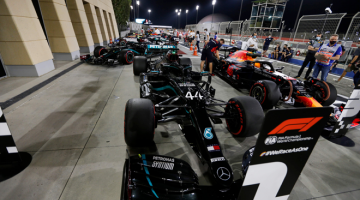 UNGGUL: Jentera Hamilton berada di pit hentian selepas sesi kelayakan menjelang Formula 1 GP Bahrain. — Gambar AFP