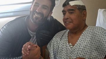 DITUDUH BUNUH: Gambar fail dirakam 11 November ini menunjukkan Maradona (kanan) berjabat tangan dengan Luke di wilayah Buenos Aires, Argentina. — Gambar AFP