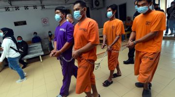 SAMBUNG REMAN: Tiga warga tempatan dan seorang warga Thailand di sambung reman di Mahkamah Kangar semalam berhubung insiden serangan membabitkan anggota Pasukan Gerakan Am (PGA) di sempadan Malaysia-Thailand. — Gambar Bernama