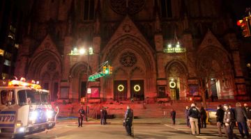 KECOH: Pegawai polis berkawal di luar Cathedral of St. John the Divine di Manhattan, New York kelmarin selepas serangan tersebut.  — Gambar AFP