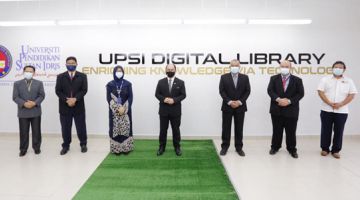 LANCAR: Mohammad Shatar bersama Sumaizan serta pengurusan tertinggi UPSI selepas melancarkan Perpustakaan Digital UPSI. 