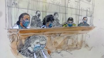 DIBICARAKAN: Gambar lakaran menunjukkan Khazzani (kiri) dan tiga suspek lain duduk dalam kandang tertuduh semasa perbicaraan berhubung dengan serangan yang gagal ke atas sebuah kereta api Amsterdam-Paris di mahkamah Paris kelmarin. — Gambar AFP